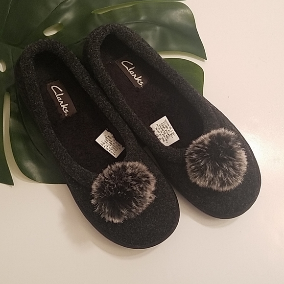 clarks pom pom slippers